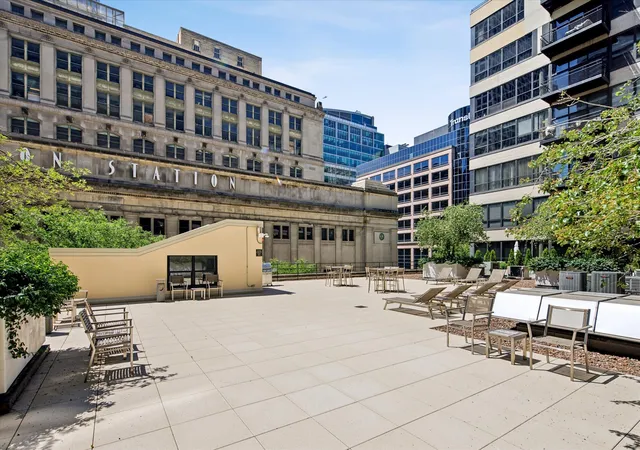 Listing Photo 2 - Condo for sale in building located at 130 S Canal St, Chicago, IL 60606 - Unit #619