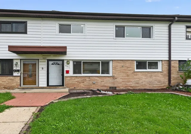 Photo 1 of Townhouse for sale at 257 Dover Dr #c, Des Plaines, IL 60018 | MLS# 12723363 | Listing updated on 2026-09-24