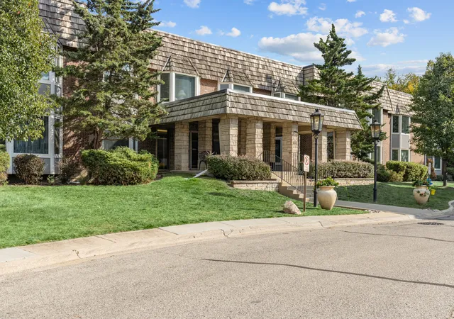 Photo 1 of Condo for sale at 2300 Windsor Mall Ct #2E, Park Ridge, IL 60068 | MLS# 12723411 | Listing updated on 2026-08-10
