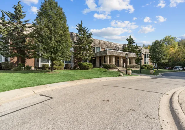 Photo 2 of Condo for sale at 2300 Windsor Mall Ct #2E, Park Ridge, IL 60068 | MLS# 12723411 | Listing updated on 2026-08-10