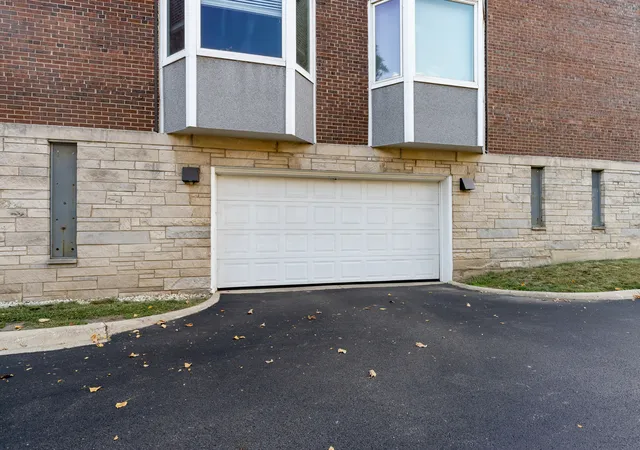 Listing Photo 2 - Condo for sale in building located at 2300 Windsor Mall Ct, Park Ridge, IL 60068 - Unit #2E
