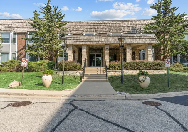 Listing Photo 3 - Condo for sale in building located at 2300 Windsor Mall Ct, Park Ridge, IL 60068 - Unit #2E