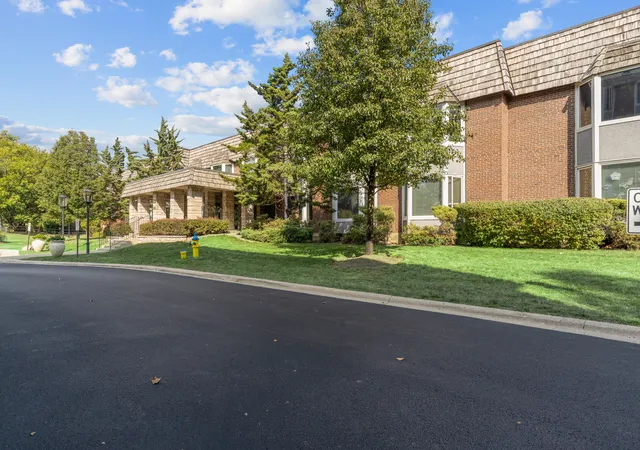 Listing Photo 4 - Condo for sale in building located at 2300 Windsor Mall Ct, Park Ridge, IL 60068 - Unit #2E