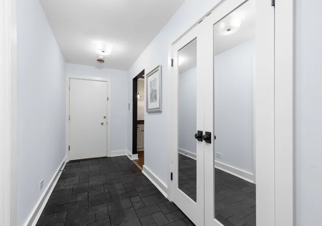 Listing Photo 5 - Condo for sale in building located at 2300 Windsor Mall Ct, Park Ridge, IL 60068 - Unit #2E
