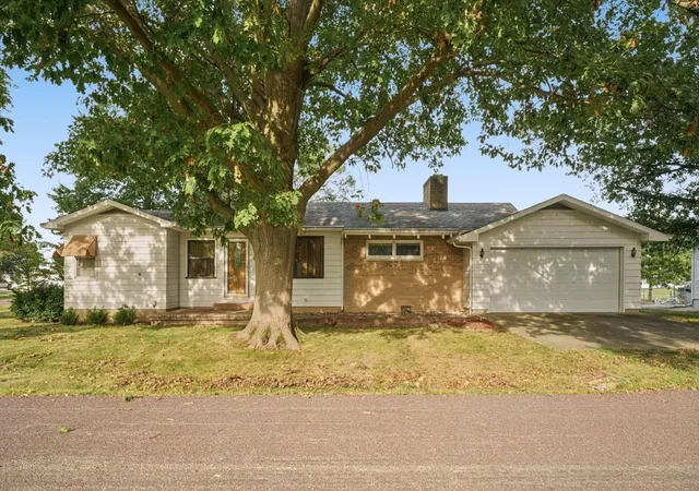 Photo 2 of Single family home for sale at 217 Cedar St, Gibson City, IL 60936 | MLS# 12723455 | Listing updated on 2026-09-28