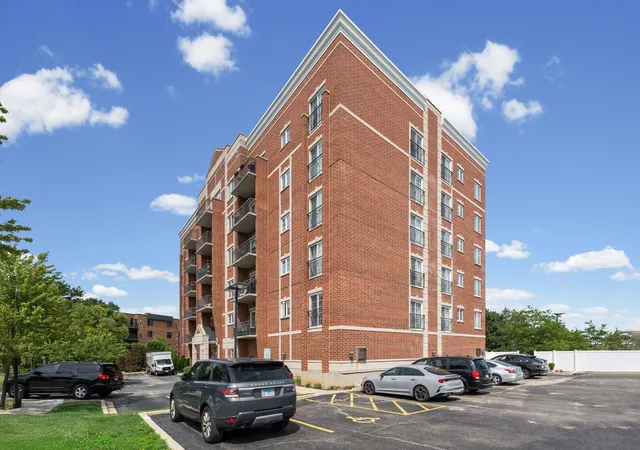 Photo 2 of Condo for sale at 405 S Creekside Dr #404, Palatine, IL 60074 | MLS# 12723463 | Listing updated on 2026-08-10