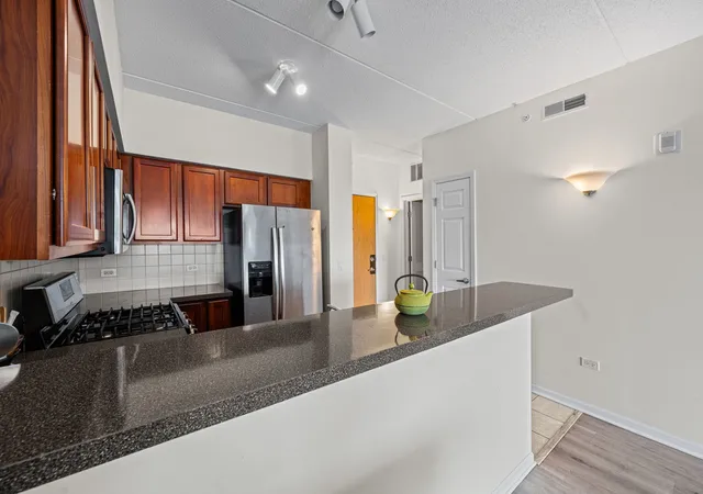 Listing Photo 5 - Condo for sale in building located at 405 S Creekside Dr, Palatine, IL 60074 - Unit #404