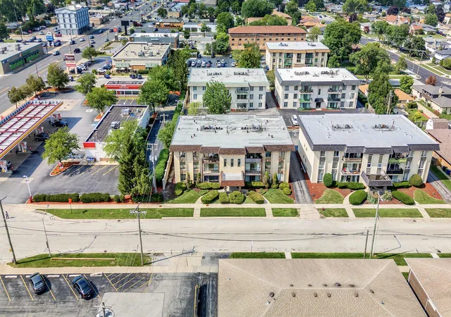 Listing Photo 2 - Condo for sale in building located at 4716 W 106Th Pl, Oak Lawn, IL 60453 - Unit #1C