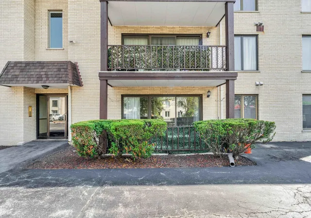 Photo 4 of Condo for sale at 4716 W 106th Place #1C, Oak Lawn, IL 60453 | MLS# 12723471 | Listing updated on 2026-08-25