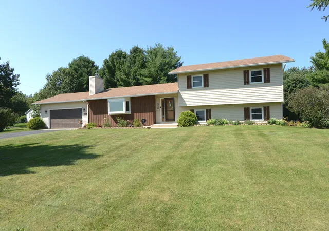 Photo 1 of Single family home for sale at 6715 S Oak Grv Rd, Harvard, IL 60033 | MLS# 12723487 | Listing updated on 2026-09-17