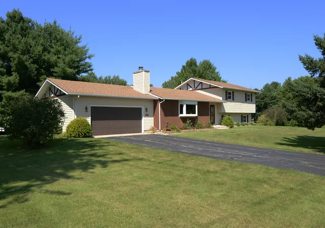Photo 2 of Single family home for sale at 6715 S Oak Grv Rd, Harvard, IL 60033 | MLS# 12723487 | Listing updated on 2026-09-17