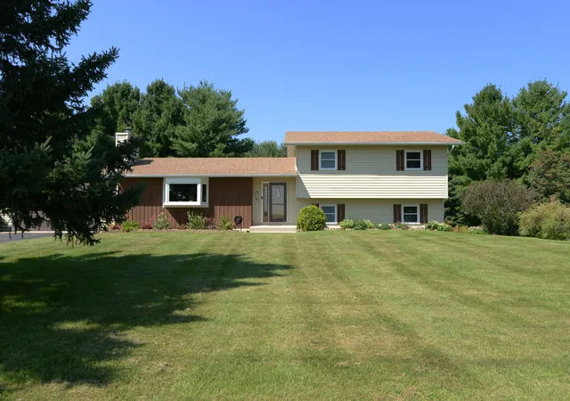 Photo 3 of Single family home for sale at 6715 S Oak Grv Rd, Harvard, IL 60033 | MLS# 12723487 | Listing updated on 2026-09-17