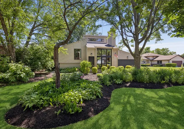 Photo 3 of Sale Pending at 2929 Northcreek Dr, Woodridge, IL 60517 | MLS# 12723511 | Listing updated on 2026-09-25