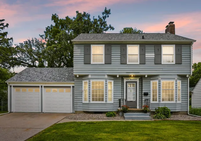 Photo 1 of Single family home for sale at 917 Holmes St, Bettendorf, IA 52722 | MLS# 12723575 | Listing updated on 2026-10-21