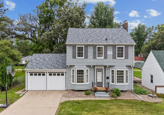 Photo 2 of Single family home for sale at 917 Holmes St, Bettendorf, IA 52722 | MLS# 12723575 | Listing updated on 2026-10-21