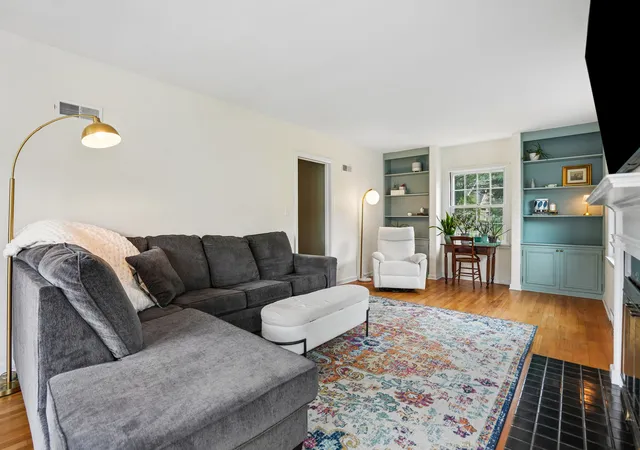 Photo 4 of Single family home for sale at 917 Holmes St, Bettendorf, IA 52722 | MLS# 12723575 | Listing updated on 2026-10-21