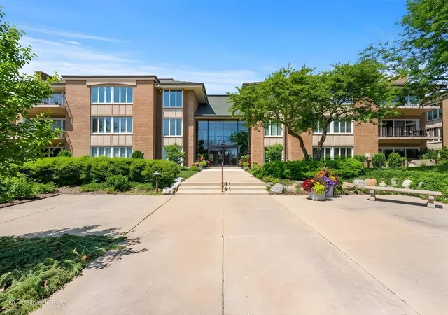 Listing Photo 2 - Condo for sale in building located at 1 Oak Brk Clb Dr, Oak Brook, IL 60523 - Unit #A310