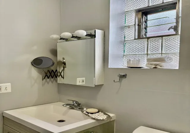 Listing Photo 2 - Condo for sale in building located at 2215 N Campbell Ave, Chicago, IL 60647 - Unit #3F