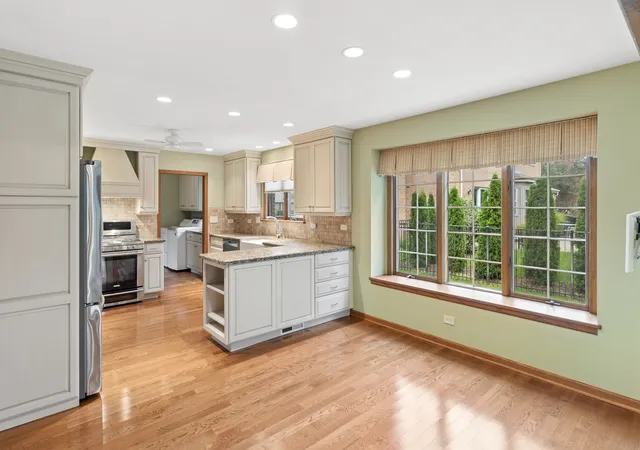 Photo 3 of Single family home for sale at 609 Claire Ln, Prospect Heights, IL 60070 | MLS# 12723670 | Listing updated on 2026-09-24