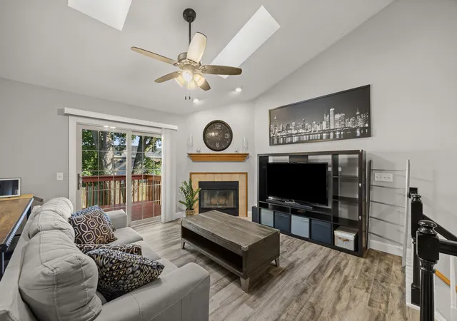 Photo 4 of Townhouse for sale at 955 Ascot Dr, Elgin, IL 60123 | MLS# 12723770 | Listing updated on 2026-09-15