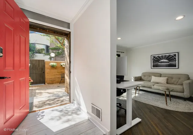 Listing Photo 3 - Condo for sale at Dickens Court, Unit A 2019 N Halsted St, Dickens Court, Chicago, IL 60614 | Built Year: 1906-1985