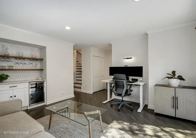 Listing Photo 4 - Condo for sale at Dickens Court, Unit A 2019 N Halsted St, Dickens Court, Chicago, IL 60614 | Built Year: 1906-1985