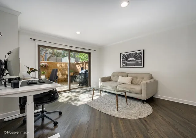 Listing Photo 5 - Condo for sale at Dickens Court, Unit A 2019 N Halsted St, Dickens Court, Chicago, IL 60614 | Built Year: 1906-1985