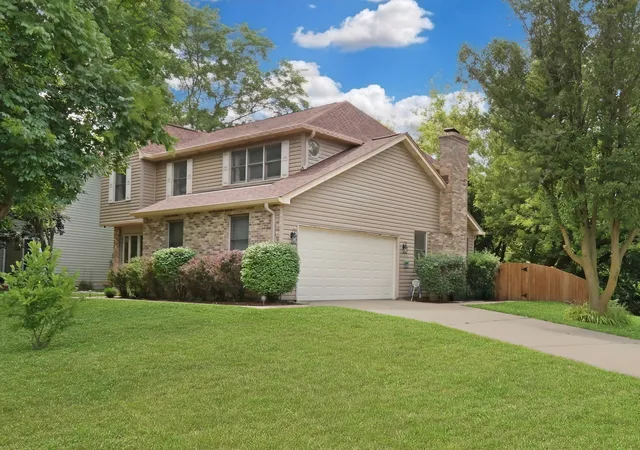 Photo 1 of Single family home for sale at 400 Cross Arm Dr, Grayslake, IL 60030 | MLS# 12723821 | Listing updated on 2026-09-14