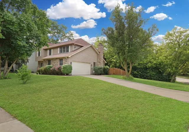 Photo 2 of Single family home for sale at 400 Cross Arm Dr, Grayslake, IL 60030 | MLS# 12723821 | Listing updated on 2026-09-14