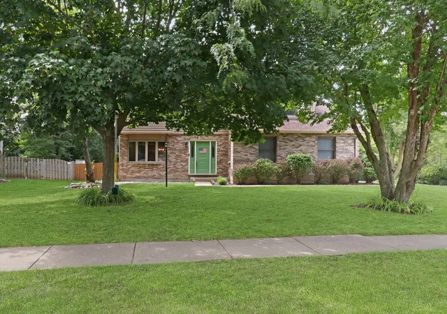Photo 3 of Single family home for sale at 400 Cross Arm Dr, Grayslake, IL 60030 | MLS# 12723821 | Listing updated on 2026-09-14