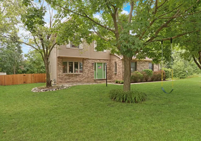 Photo 4 of Single family home for sale at 400 Cross Arm Dr, Grayslake, IL 60030 | MLS# 12723821 | Listing updated on 2026-09-14