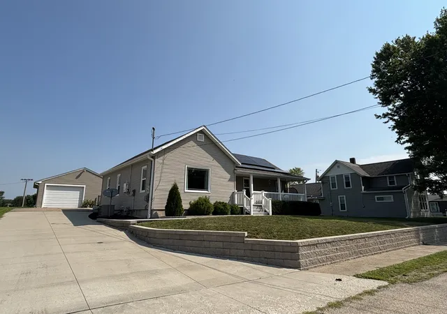 Photo 2 of Single family home for sale at 921 7th Avenue, Fulton, IL 61252 | MLS# 12723841 | Listing updated on 2026-08-10