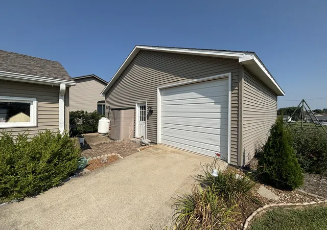 Photo 4 of Single family home for sale at 921 7th Avenue, Fulton, IL 61252 | MLS# 12723841 | Listing updated on 2026-08-10