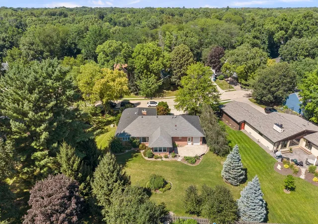Photo 3 of Sale Pending at 10 Deer Run, Rock Island, IL 61201 | MLS# 12723851 | Listing updated on 2026-08-11
