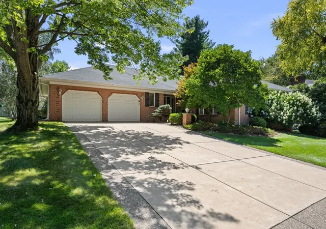 Photo 3 of Sale Pending at 10 Deer Run, Rock Island, IL 61201 | MLS# 12723851 | Listing updated on 2026-08-11