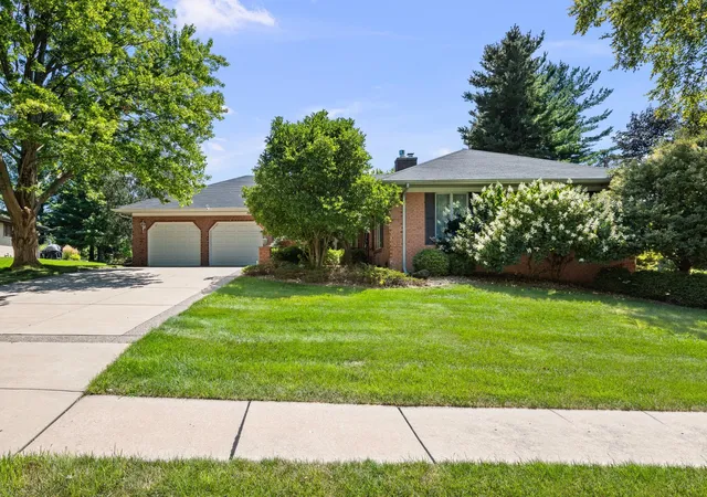 Photo 4 of Sale Pending at 10 Deer Run, Rock Island, IL 61201 | MLS# 12723851 | Listing updated on 2026-08-11