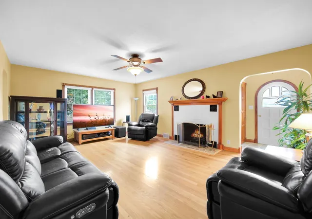 Photo 4 of Single family home for sale at 517 E Grand Lake Blvd, West Chicago, IL 60185 | MLS# 12723873 | Listing updated on 2026-08-11