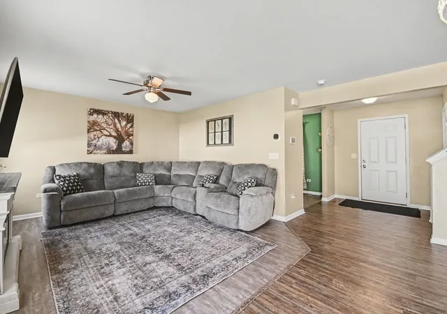 Photo 4 of Single family home for sale at 6617 Eich Dr, Joliet, IL 60431 | MLS# 12723957 | Listing updated on 2026-10-06