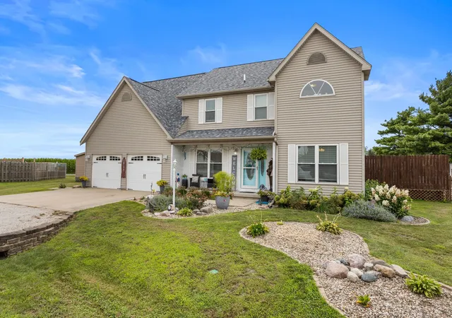 Photo 2 of Single family home for sale at 21 S Scarborough Ct, Sidney, IL 61877 | MLS# 12724140 | Listing updated on 2026-09-16