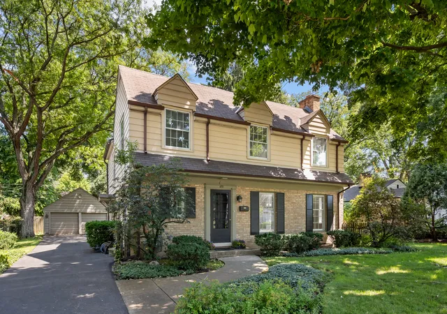 2nd image of 633 Forest Rd, Glenview, IL 60025 | MLS# 12724172