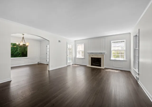4th image of 633 Forest Rd, Glenview, IL 60025 | MLS# 12724172