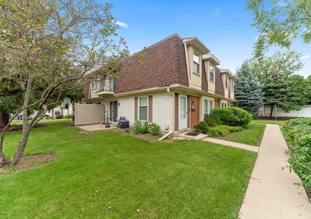 Photo 1 of Townhouse for sale at 627 Shaw Ct, Schaumburg, IL 60194 | MLS# 12724250 | Listing updated on 2026-09-20