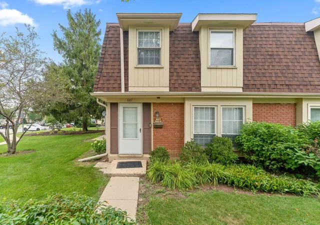 Photo 2 of Townhouse for sale at 627 Shaw Ct, Schaumburg, IL 60194 | MLS# 12724250 | Listing updated on 2026-09-20