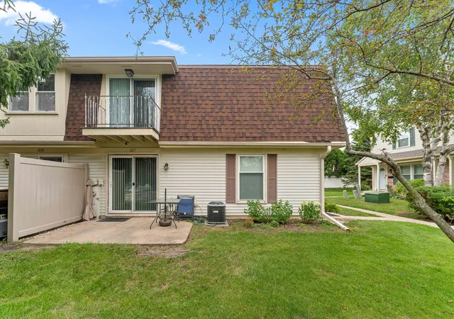 Photo 3 of Townhouse for sale at 627 Shaw Ct, Schaumburg, IL 60194 | MLS# 12724250 | Listing updated on 2026-09-20
