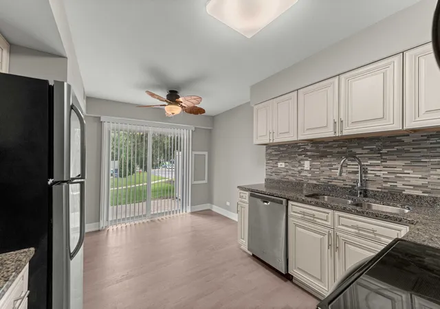 Photo 4 of Townhouse for sale at 627 Shaw Ct, Schaumburg, IL 60194 | MLS# 12724250 | Listing updated on 2026-09-20