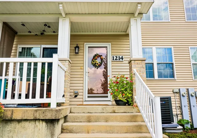 2nd image of 1214 Walnut Glen Dr, Crystal Lake, IL 60014 | MLS# 12724278