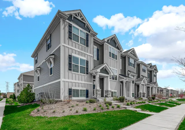 Photo 2 of Townhouse for sale at 2101 Yellowstone Blvd, Mundelein, IL 60060 | MLS# 12724336 | Listing updated on 2026-09-22