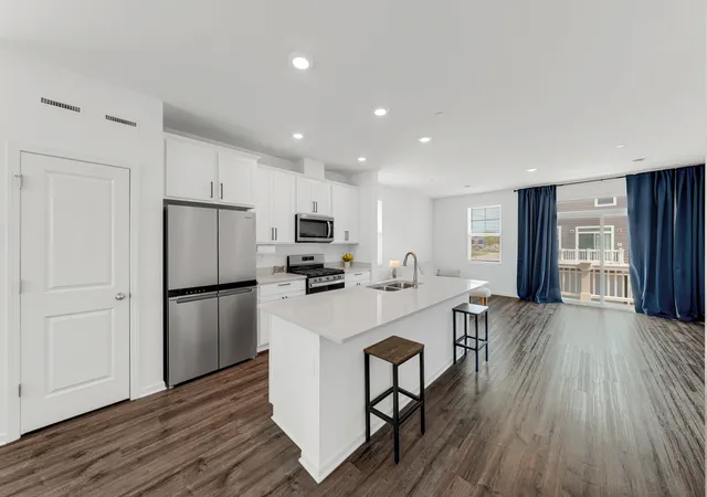 Photo 3 of Townhouse for sale at 2101 Yellowstone Blvd, Mundelein, IL 60060 | MLS# 12724336 | Listing updated on 2026-09-22