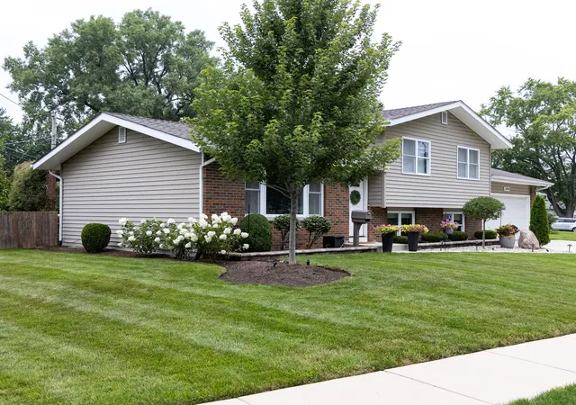 Photo 3 of Single family home for sale at 1484 Royal Blvd, Elgin, IL 60123 | MLS# 12724517 | Listing updated on 2026-09-01