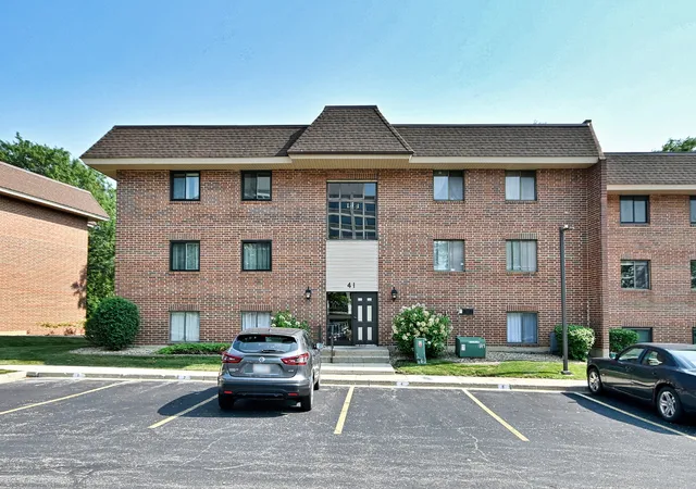 Photo 3 of Condo for sale at 41 E Janata Blvd #1B, Lombard, IL 60148 | MLS# 12724661 | Listing updated on 2026-09-02